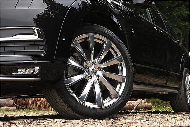 Die polierten 21-Zoll-Leichtmetallfelgen kosten 2.960 Euro Aufpreis