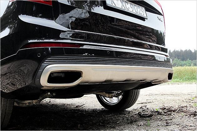 Hinter den großen Auspuffblenden verstecken sich zwei ganz normal bemessene Abgasendrohre