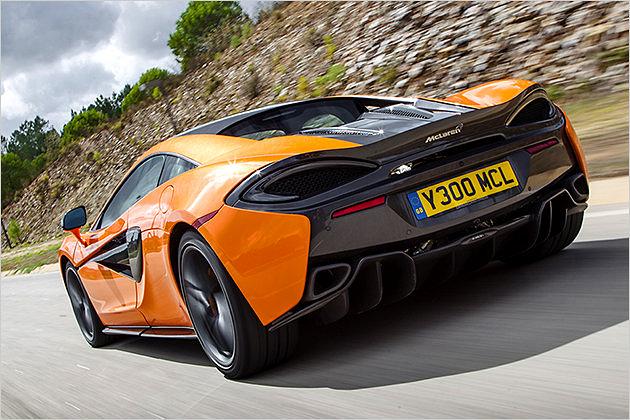 Optisch ist der 570S sofort als McLaren zu identifizieren. Seine Karosserie wirkt sehr vielschichtig und aerodynamisch komplex. Nicht nur von hinten erkennt man einen Schuß P1