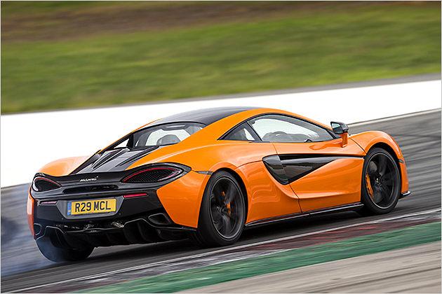 McLarens galten bisher als Untergebene der Rundenzeit und waren strikt auf Grip und irre Schnelligkeit ausgelegt. Der 570S hat deutlich mehr Spaß bei der Arbeit