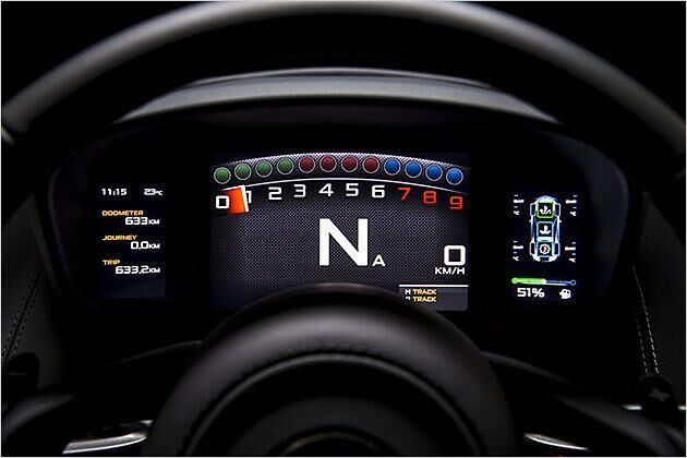 Besonders cool wird es im Track-Modus. Hier sehen die Instrumente aus wie beim Hypercar P1. Mit Rennwagen-Schaltanzeige und riesiger Gang-Anzeige