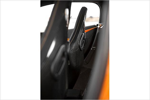 Die extrem bissigen Carbon-Schalensitze sehen fantastisch aus. Und kosten schlappe 6.180 Euro Aufpreis