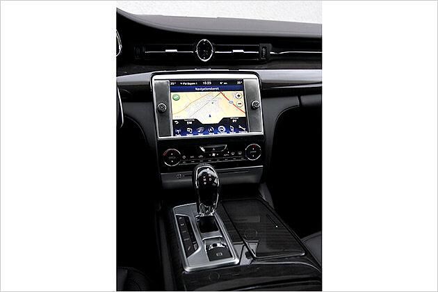 Die Multimedia-Anlage mit Navi-Funktion ist serienmäßig an Bord