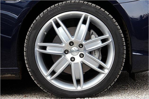 Selbst auf den Bremssätteln findet sich der Maserati-Schriftzug