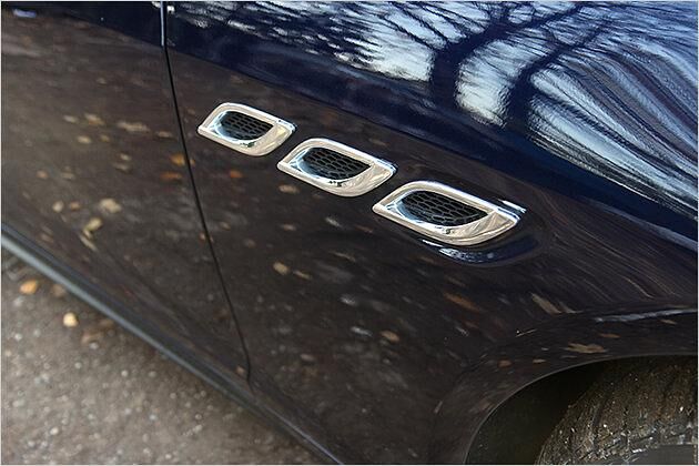 Die großen Atemlöcher in den vorderen Kotflügeln sind auffällig eingefasst