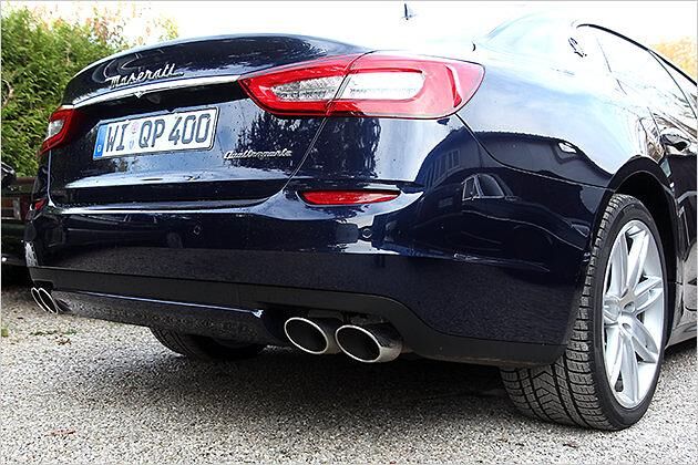 Vier Auspuffenden entsorgen die Abgase des Dreiliter-V6