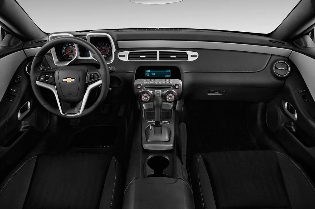 Chevrolet Camaro (Baujahr 2012) - 2 Türen Cockpit und Innenraum