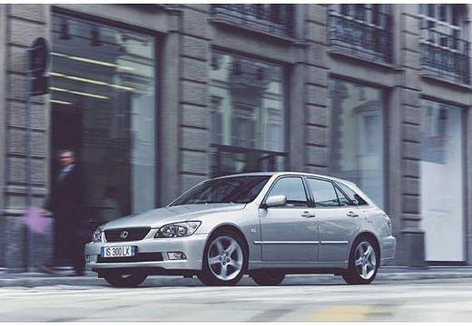 Lexus IS SportCross (2001–2005)