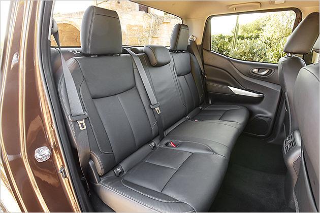 Auf der Rückbank logiert es sich erstaunlich gut. Die Beinfreiheit ist phänomenal für einen Pick-up, die Kopffreiheit eher Durchschnitt