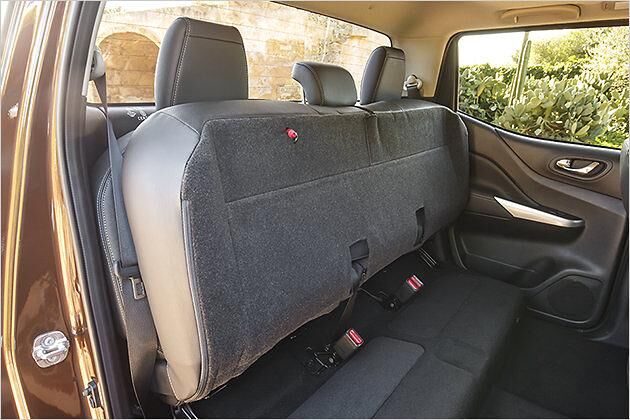 Für mehr Gepäck im Fußraum lässt sich die Sitzfläche nach oben klappen