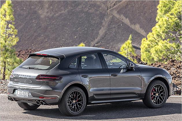 Der Macan GTS steht auf 20-Zoll-Rädern. Diverse Anbauteile sind schwarz lackiert. Die Leuchten sind dunkel eingefärbt