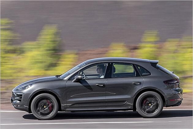 Sein speziell abgestimmtes Fahrwerk bringt ihn 15 Millimeter näher an den Boden. Zudem ist er hecklastiger abgestimmt