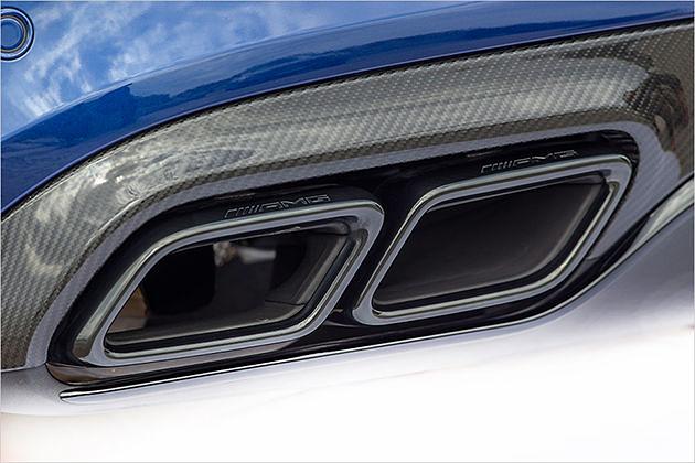 Eingebaut in einen größeren Diffusor entströmt diesen Endrohren ein wahres Klang-Feuerwerk