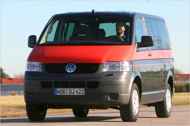 VW Multivan Beach: In Grau mit orangefarbenen Streifen fällt der Strandcamper auf