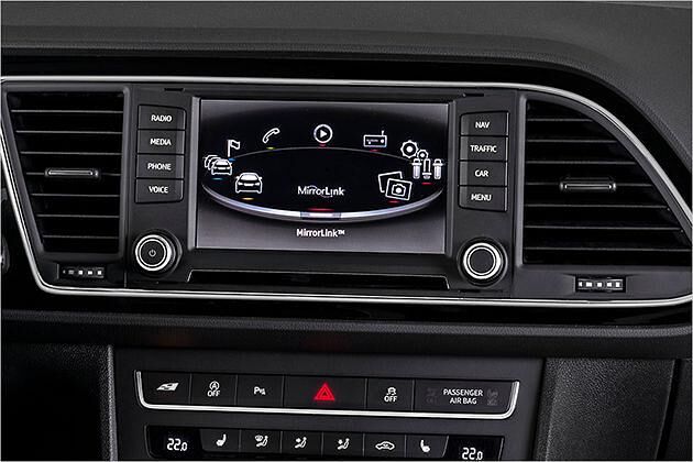 Das Infotainmentsystem kann über Mirrorlink und Apple CarPlay mit Smartphones kommunizieren