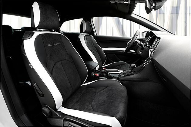 Die Alcantara-Leder-Sitze sind bequem, schön und bieten guten Seitenhalt. Nur dieser weiße Rand ist etwas fragwürdig