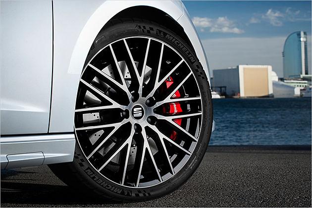 Im Performance-Paket sind schicke 19-Zöller, Michelin-Sportreifen und eine Brembo-Anlage enthalten