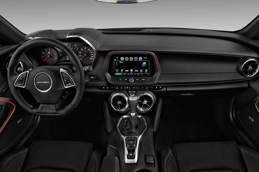 Chevrolet Camaro (Baujahr 2017) - 2 Türen Cockpit und Innenraum