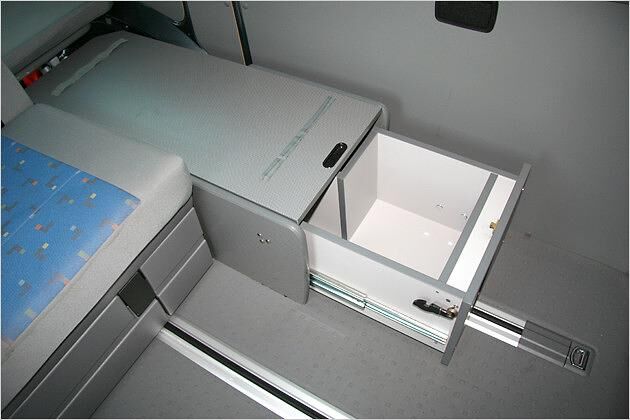 Das Schubfach nimmt Kleinkram auf  aber nicht allzu viel davon