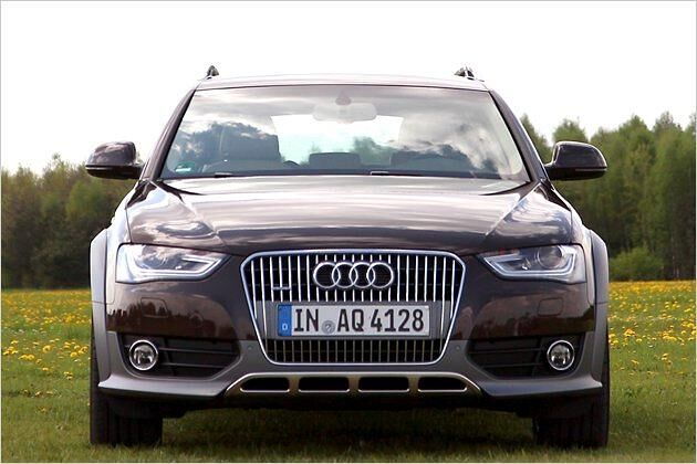 Die oberen Ecken des Chrom-Kühlergrills sind nun angeschrägt, die Scheinwerfer keilförmig gezeichnet