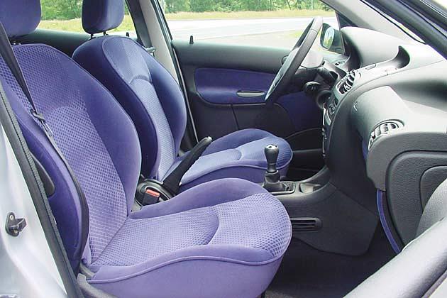 Die violetten Sitzbezüge sind wohl nicht jedermanns Geschmack