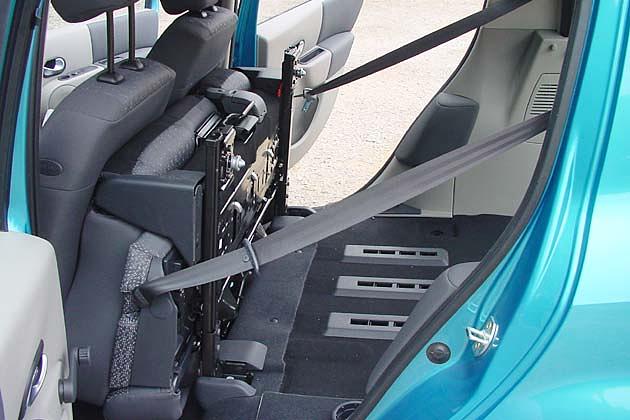 Die äußeren Gurte bleiben mit einem Ende an den Sitzen verankert