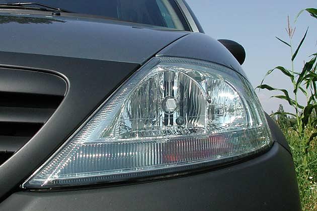 Die Blinker wurden hinter Weißglas in die Scheinwerfer integriert