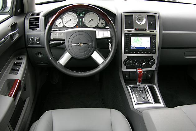 Innenraum: Schöne, klassiche Instrumente, wenig Holz, viel Metall