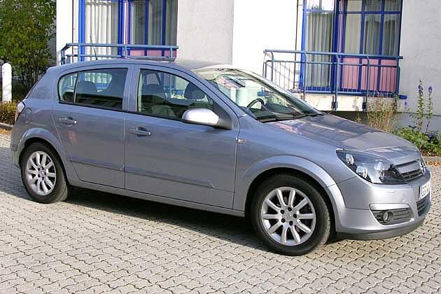 Auffällig ist die lange und flach aufsteigende Frontscheibe