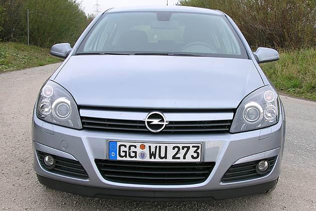 Markante Front: Große Lufteinlässe und moderne Scheinwerfer