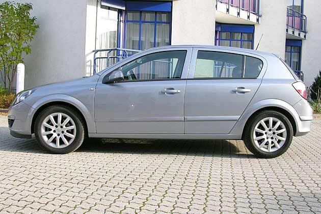 Trotz des nach hinten abfallenden Dachs haben Fondpassagiere ausreichend viel Kopffreiheit