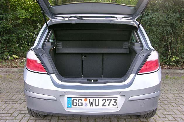 In den Kofferraum passen lobenswerte 380 Liter Gepäck. Zum Vergleich: Der VW Golf bietet 350 Liter, der neue Focus 385 Liter