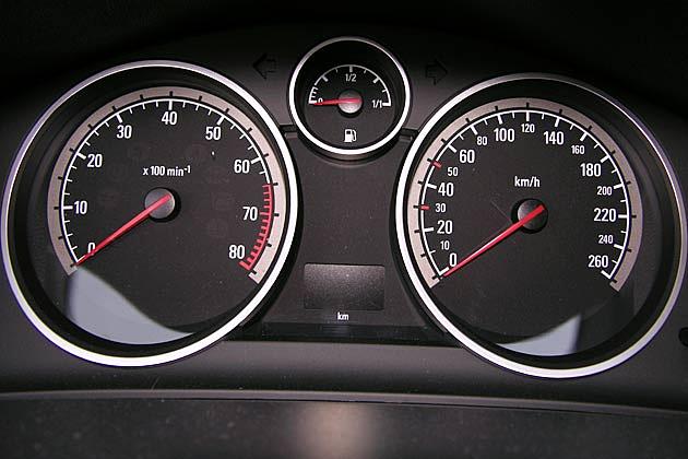 Tunnelartige Rundinstrumente mit etwas nüchtern gestalteten Zifferblättern