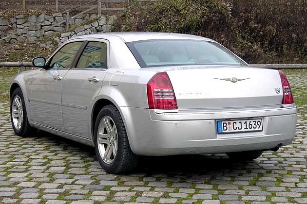 Das Heck der großen Limousine wirkt wuchtig