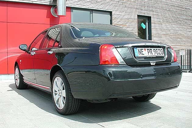 Die Limousine wirkt elegant und unauffällig