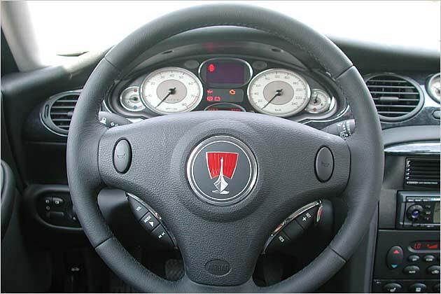 Ovale Instrumente hinter dem Lederlenkrad