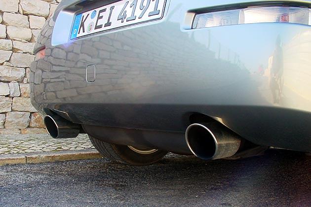 Zwei dicke Auspuffrohre lassen schönen V6-Sound raus