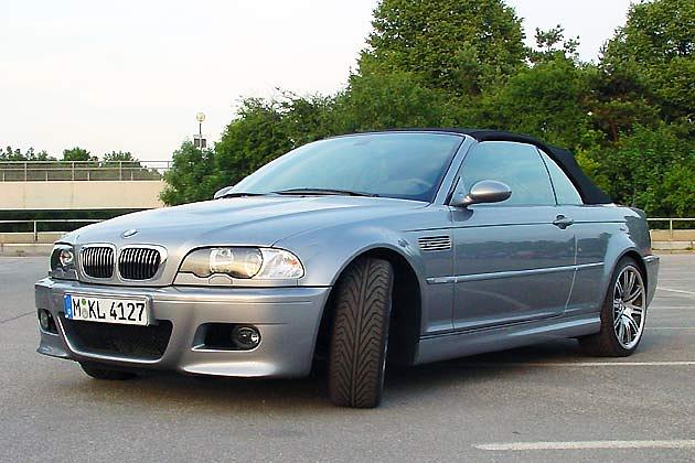 Auf den 19-Zoll-Felgen laufen vorne 225er-Reifen, hinten 255er