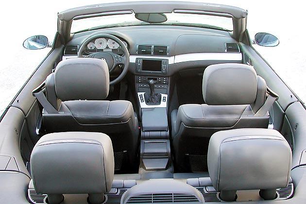 In der Lederlandschaft finden vier Personen Sitzplätze