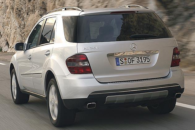 Sehenswertes Detail: Die beiden eckigen Auspuffendrohre am Heck