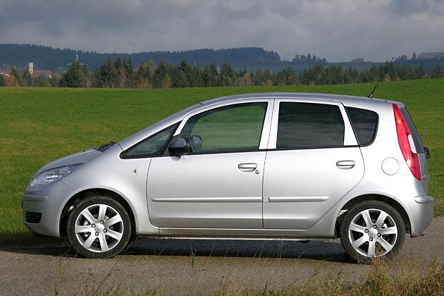 Zum Vergleich: Der Fünftürer hat ein drittes Seitenfenster und ist sechs Zentimeter länger