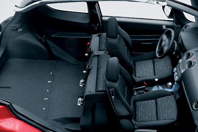 Wie beim Fünftürer lassen sich die Sitze nach vorn wickeln  allerdings nicht ausbauen