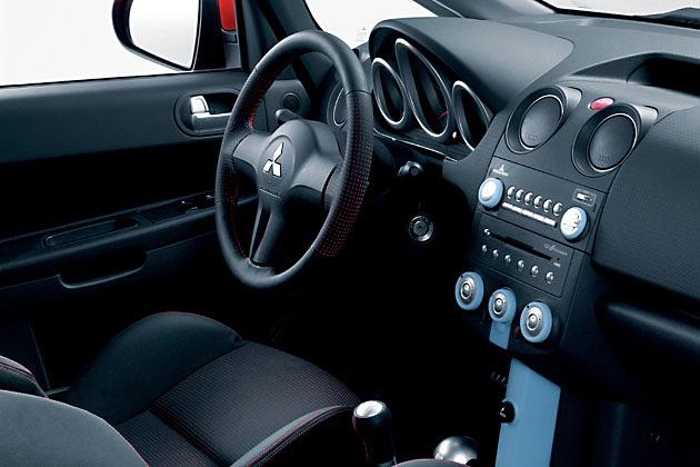 Schwarz und hellblau: Das Cockpit des CZT