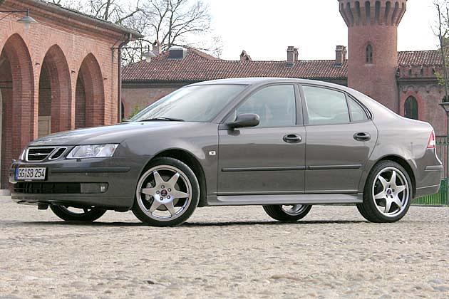 Schicke Sechsspeichen-Felgen von Hirsch: Kostenpunkt 300 Euro pro 17-Zoll-Felge, 380 Euro pro 18 Zoll