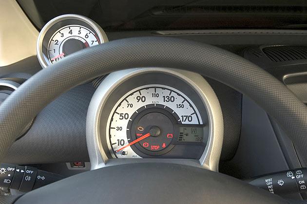 Den aufgesetzten Drehzahlmesser gibt es beim Peugeot 107 Filou für 50 Euro Aufpreis