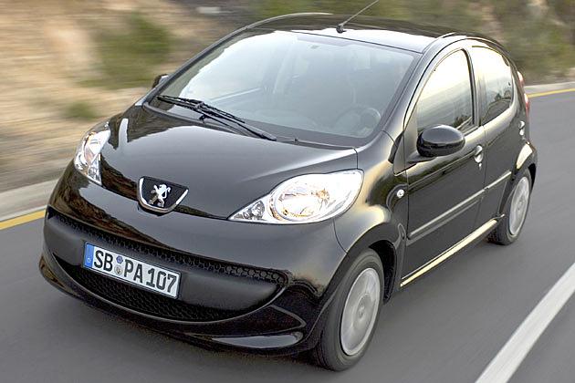 Bei schwarzer Karosserielackierung fällt der schwere Rammschutz des Peugeot 107 kaum auf