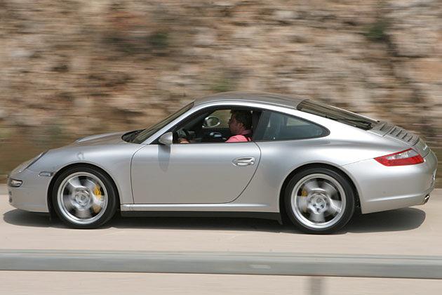 Der Allrad-Porsche 4S powert mit 355 PS