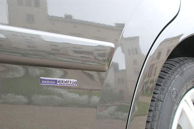 "Design Giugiaro": Logo an der Hintertür