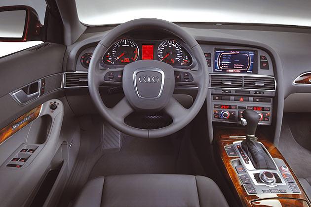 Innenraum: Kühles Grau und ein wenig Holz