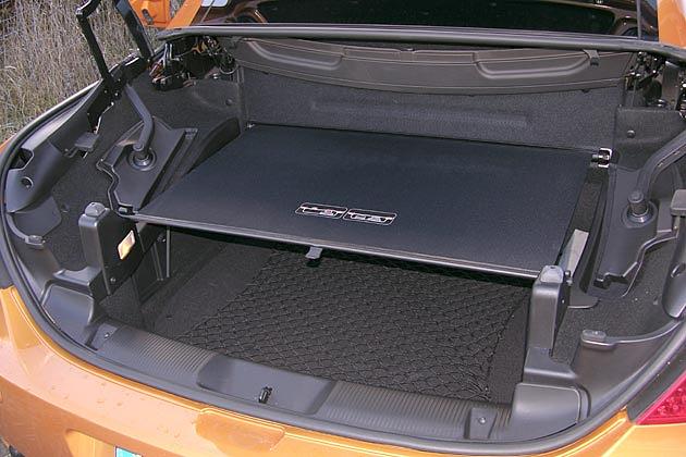 Das Dach lässt sich nur öffnen, wenn das Rollo im Kofferraum installiert ist